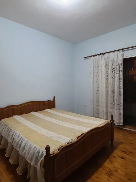 Tirane, jepet me qera shtepi 1+1+Aneks+Ballkon Kati 2, 80 m² 350 € (Rr.Jordan Misja)