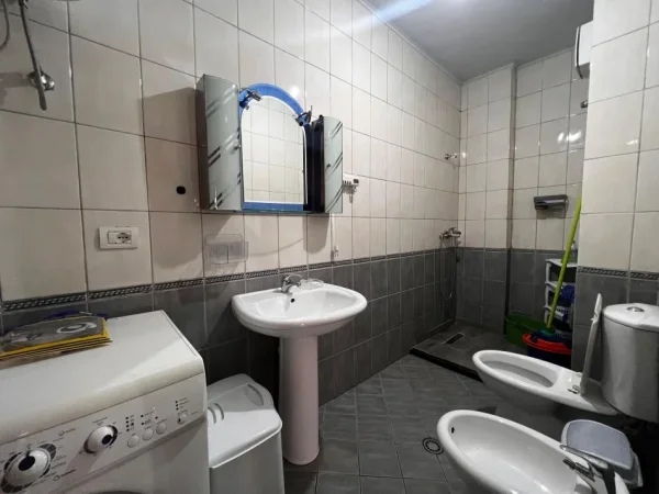 Tirane, jepet me qera apartament 1+1+Ballkon Kati 4, 63 m² 500 € (41.306720185288206, 19.813560954432287)