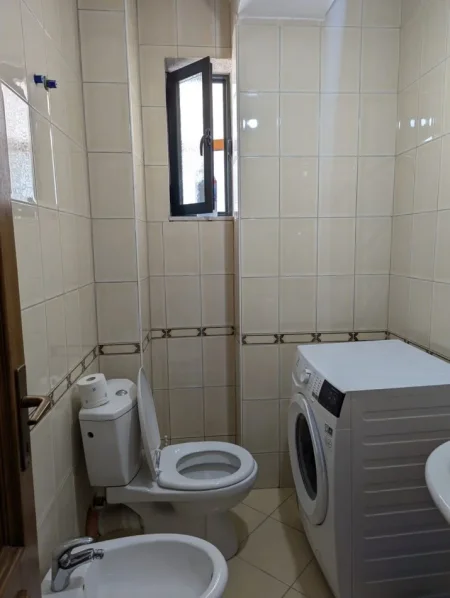 Tirane, jepet me qera apartament 2+1 Kati 2, 90 m² 720 € (Liqeni Artificial)