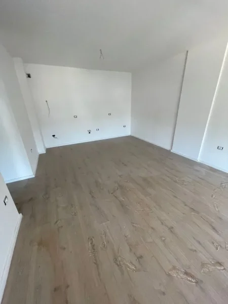 Tirane, jepet me qera zyre Kati 4, 100 m² 600 € (Don Bosko)