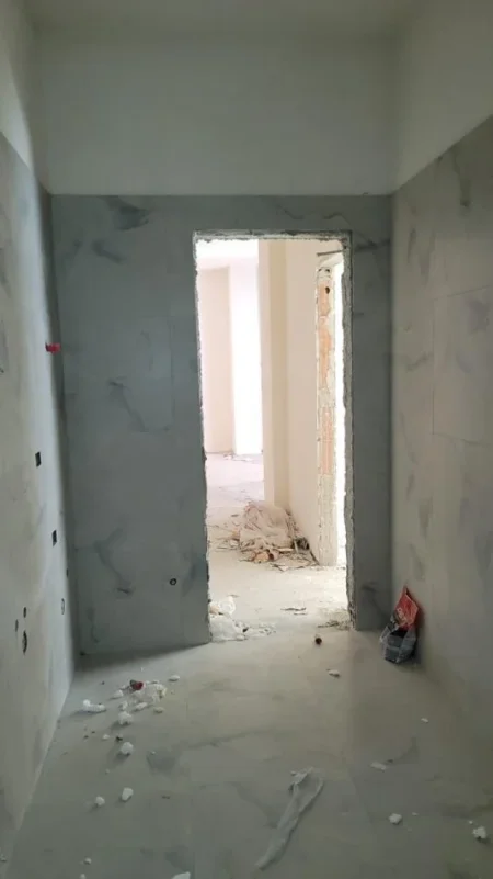 Tirane, jepet me qera apartament 1+1+Ballkon Kati 3, 70 m² 550 € (Laprake, Kompleksi Aura)