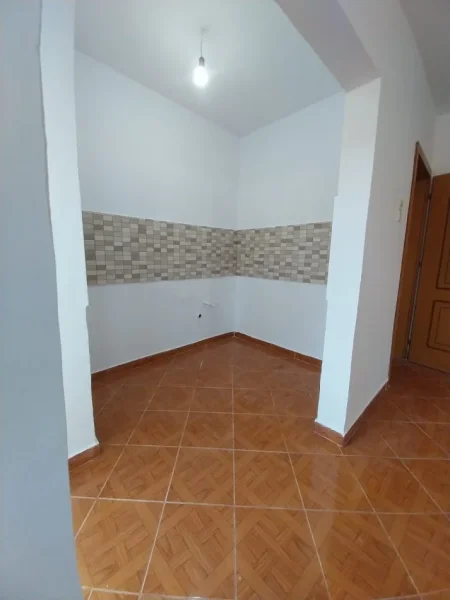 Tirane, shitet apartament 1+1+Ballkon Kati 4, 64 m² 68.000 € (Kombinat)