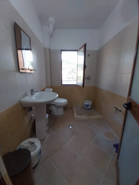 Tirane, shitet apartament 1+1+Ballkon Kati 4, 64 m² 68.000 € (Kombinat)