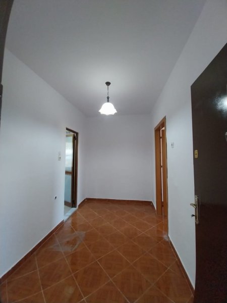 Tirane, shitet apartament 1+1+Ballkon Kati 4, 64 m² 68.000 € (Kombinat)