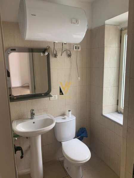 Tirane, jepet me qera zyre Kati 1, 35 m² 400 € (STADIUMI DINAMO)