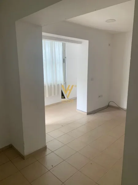 Tirane, jepet me qera zyre Kati 1, 35 m² 400 € (STADIUMI DINAMO)