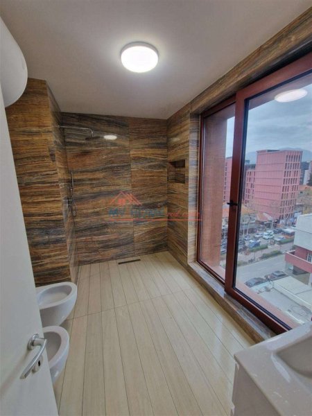 Tirane, jepet me qera zyre Kati 7, 60 m² 900 € (Rruga e Kavajes)