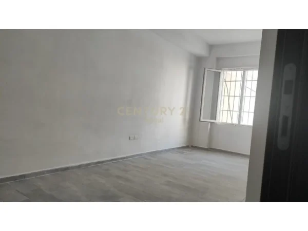 Tirane, shes apartament 1+1 Kati 1, 66 m² 77.000 € (Fresku)