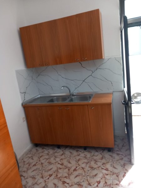 Tirane, jepet me qera garsonier 1+1 Kati 1, 35 m² (Mbrapa skrapit, Fundi Rruges Burgut)
