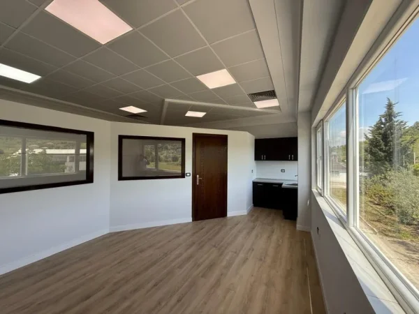 Tirane, jepet me qera magazine Kati 0, 750 m² 2.625 € (prush)