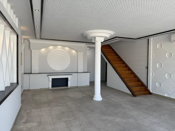 Tirane, jepet me qera magazine Kati 0, 750 m² 2.625 € (prush)