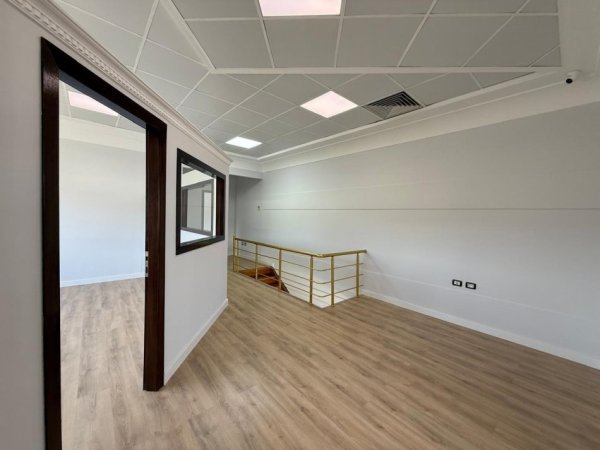 Tirane, jepet me qera magazine Kati 0, 750 m² 2.625 € (prush)