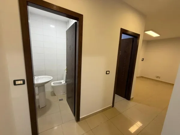 Tirane, jepet me qera magazine Kati 0, 750 m² 2.625 € (prush)