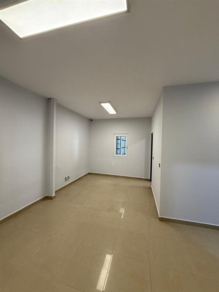 Tirane, jepet me qera magazine Kati 0, 750 m² 2.625 € (prush)