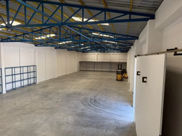 Tirane, jepet me qera magazine Kati 0, 750 m² 2.625 € (prush)