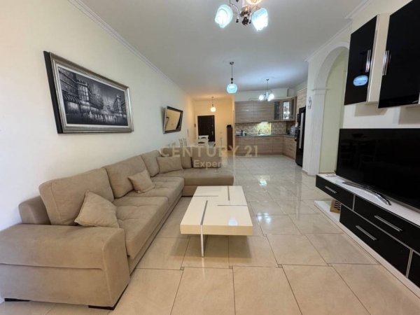Tirane, jepet me qera apartament 2+1 Kati 2, 117 m² 650 € 