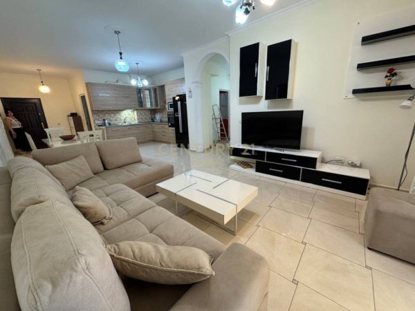 Tirane, jepet me qera apartament 2+1 Kati 2, 117 m² 650 € 