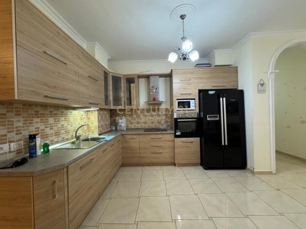 Tirane, jepet me qera apartament 2+1 Kati 2, 117 m² 650 € 