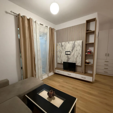 Tirane, jepet me qera apartament 1+1+Ballkon Kati 5, 60 m² 400 € (Ali Dem)