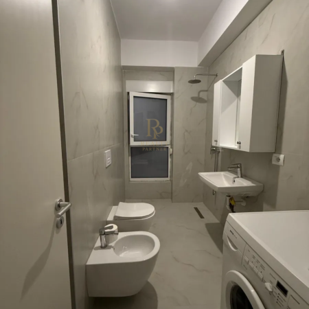Tirane, jepet me qera apartament 1+1+Ballkon Kati 5, 60 m² 400 € (Ali Dem)