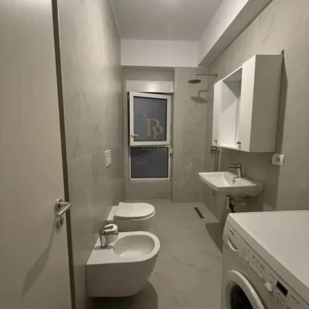 Tirane, jepet me qera apartament 1+1+Ballkon Kati 5, 60 m² 400 € (Ali Dem)