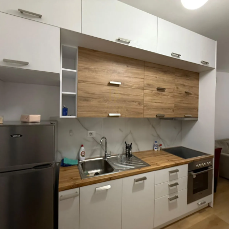 Tirane, jepet me qera apartament 1+1+Ballkon Kati 5, 60 m² 400 € (Ali Dem)