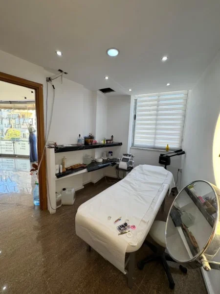 Tirane, jepet me qera ambjent biznesi Kati 1, 90 m² 1.500 € (astir)