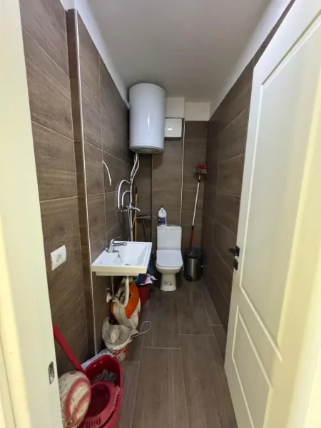 Tirane, jepet me qera ambjent biznesi Kati 1, 90 m² 1.500 € (astir)