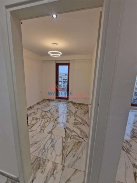 Tirane, jepet me qera zyre Kati 7, 60 m² 900 € (Rruga e Kavajes)