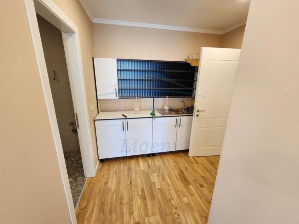 Tirane, jepet me qera zyre Kati 2, 127 m² 2.200 € 