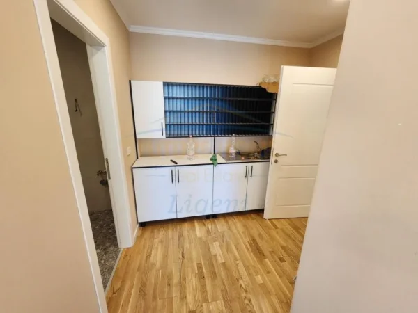 Tirane, jepet me qera zyre Kati 2, 127 m² 2.200 € 