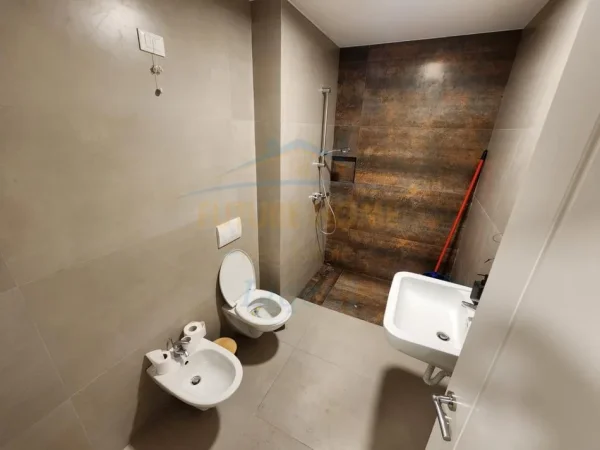 Tirane, jepet me qera zyre Kati 2, 127 m² 2.200 € 