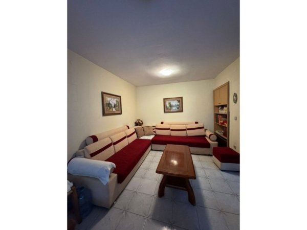 Tirane, jepet me qera apartament 1+1 Kati 2, 450 €