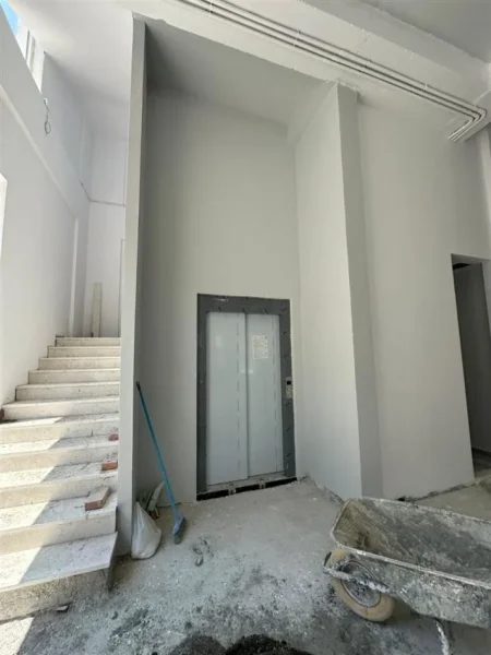 Tirane, jepet me qera magazine Kati 0, 1.500 m² 5.250 € (Prush)