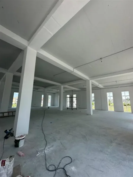 Tirane, jepet me qera magazine Kati 0, 1.500 m² 5.250 € (Prush)