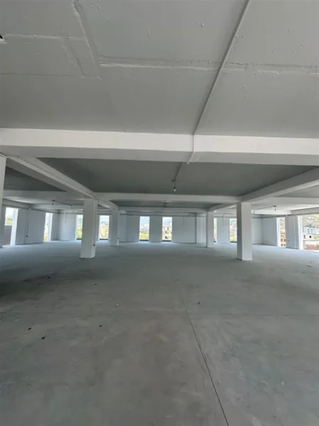 Tirane, jepet me qera magazine Kati 0, 1.500 m² 5.250 € (Prush)