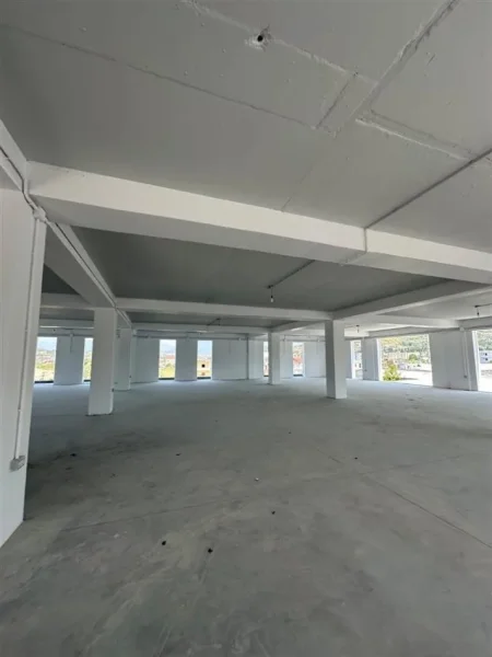 Tirane, jepet me qera magazine Kati 0, 1.500 m² 5.250 € (Prush)