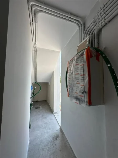 Tirane, jepet me qera magazine Kati 0, 1.500 m² 5.250 € (Prush)