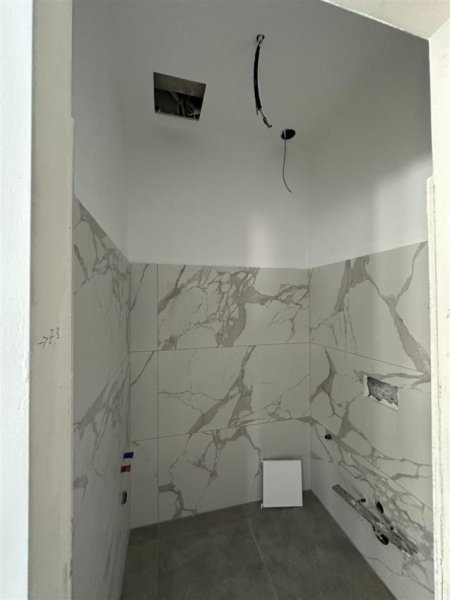 Tirane, jepet me qera magazine Kati 0, 1.500 m² 5.250 € (Prush)