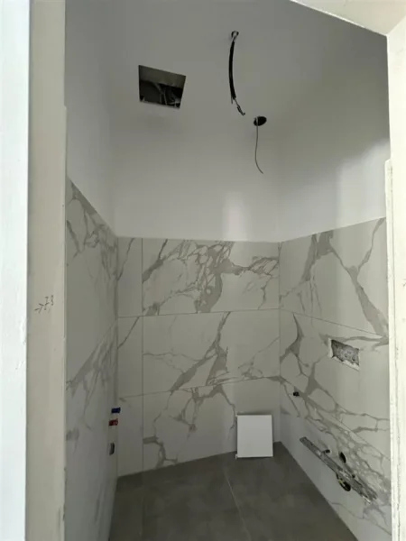 Tirane, jepet me qera magazine Kati 0, 1.500 m² 5.250 € (Prush)