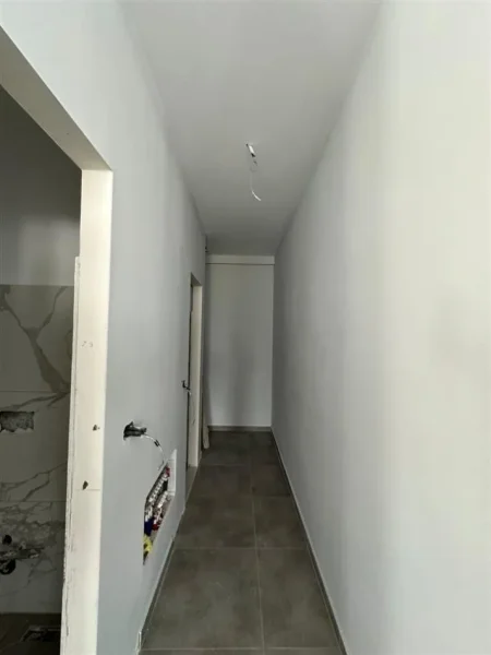 Tirane, jepet me qera magazine Kati 0, 1.500 m² 5.250 € (Prush)