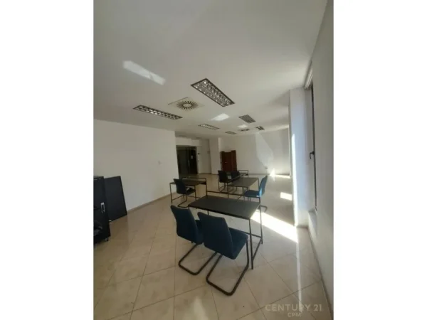 Tirane, jepet me qera ambjent biznesi Kati 1, 70 m² 1.200 € (Torre Drin)