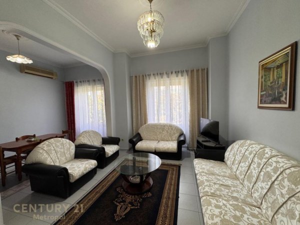 Tirane, jepet me qera apartament 2+1 Kati 4, 75 m² 550 € (Pallatet Shallvare)