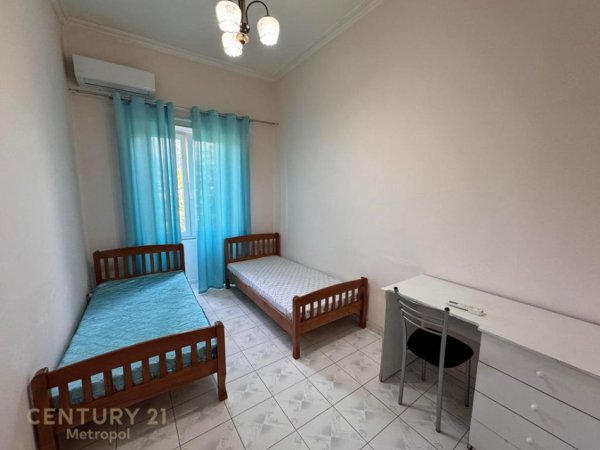 Tirane, jepet me qera apartament 2+1 Kati 4, 75 m² 550 € (Pallatet Shallvare)
