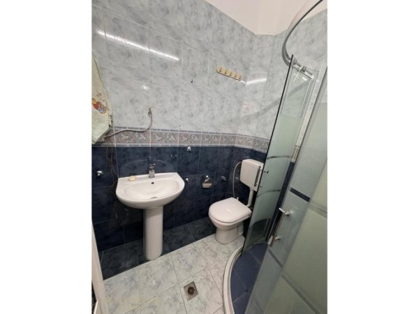 Tirane, jepet me qera apartament 2+1 Kati 4, 75 m² 550 € (Pallatet Shallvare)
