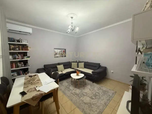 Tirane, jepet me qera apartament 1+1+Aneks+Ballkon Kati 1, 170 m² 800 € (Pazari i Ri)