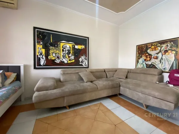 Tirane, jepet me qera apartament 1+1 Kati 3, 80 m² 500 € (Rruga e Dibres)