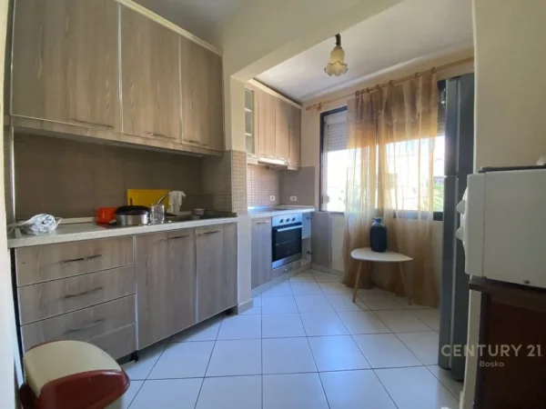 Tirane, jepet me qera apartament 1+1 Kati 3, 80 m² 500 € (Rruga e Dibres)