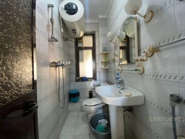 Tirane, jepet me qera apartament 1+1 Kati 3, 80 m² 500 € (Rruga e Dibres)