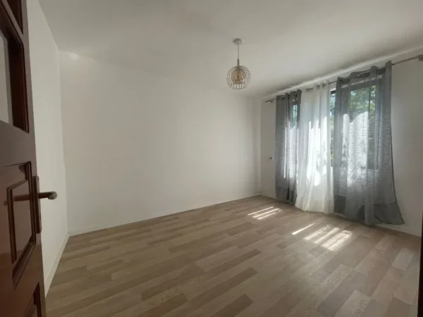 Tirane, shitet apartament 1+1 Kati 2, 56 m² 75.000 € (Kombinat)